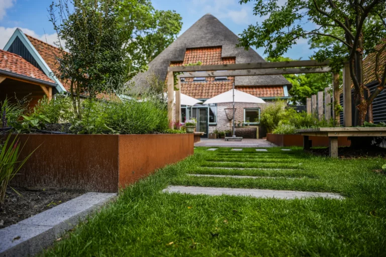 Jos Bouwhuis Tuinen | Landelijke strakke tuin