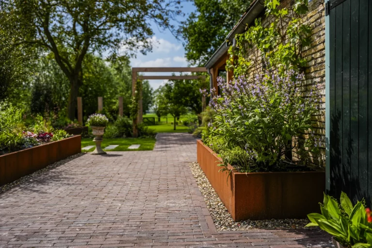 Jos Bouwhuis Tuinen | Landelijke strakke tuin