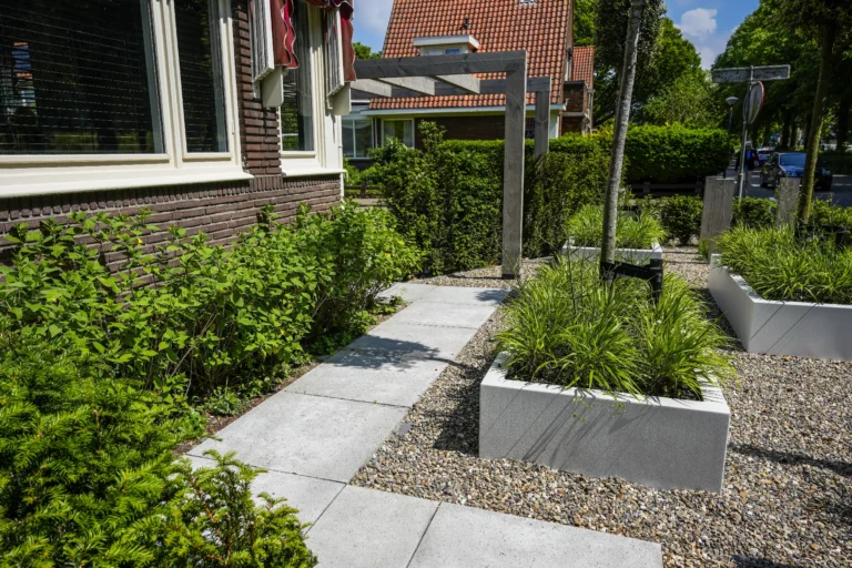 Jos Bouwhuis Tuinen | Moderne strakke voortuin